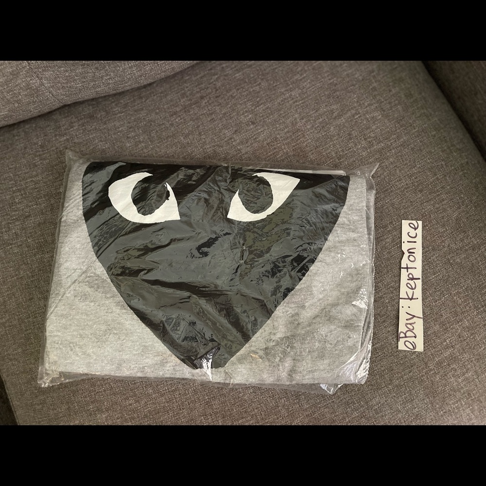 Comme Des Garçons Play Grey Tee Shirt T Black Heart Logo sz Large NWT SS CDG